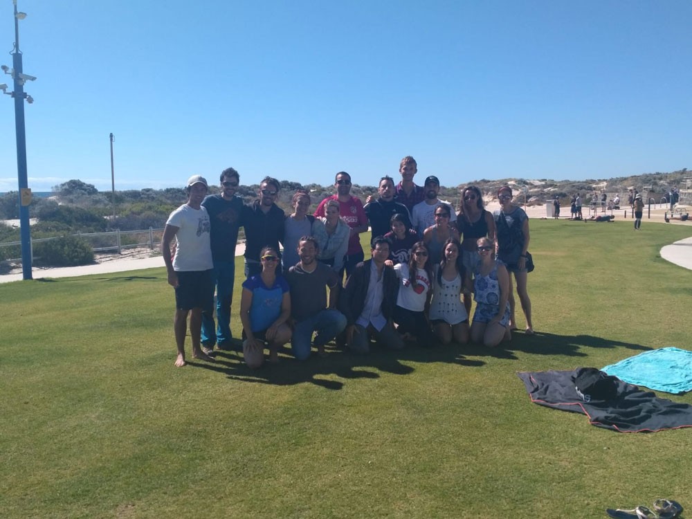 grupo de jóvenes posando para cámara y sonriendo 